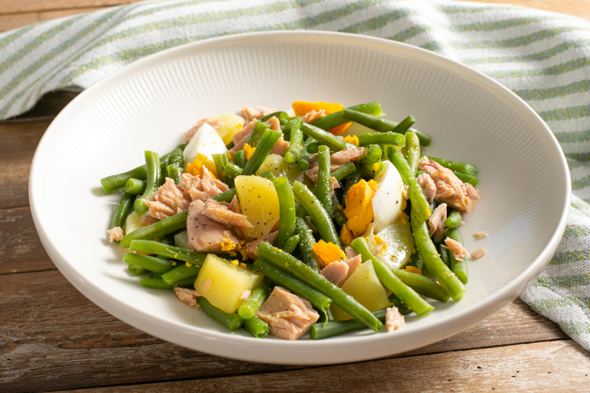 Ensalada de patatas, judías verdes, atún y huevos