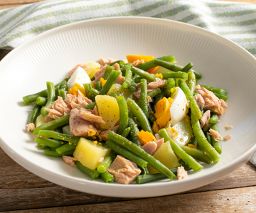 Ensalada de patatas, judías verdes, atún y huevos