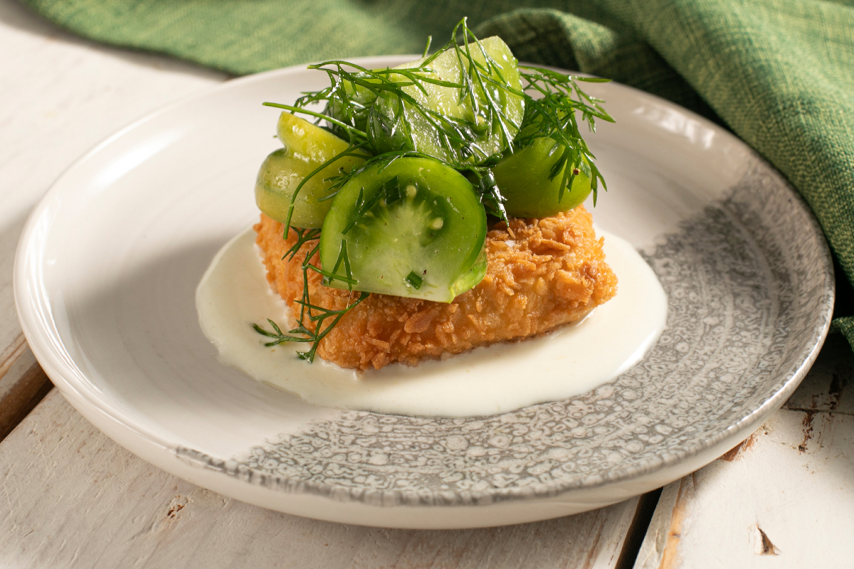 Tofu empanado con tomates y salsa de yogur