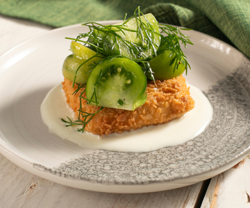 Tofu empanado con tomates y salsa de yogur