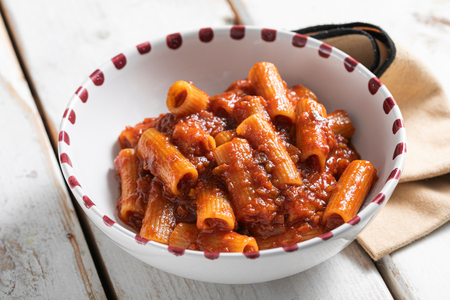 Pasta con ragú de berenjenas