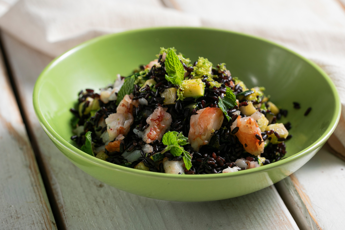Arroz Venere con gambas, calabacines y menta