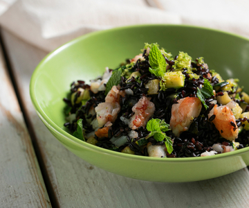 Arroz Venere con gambas, calabacines y menta