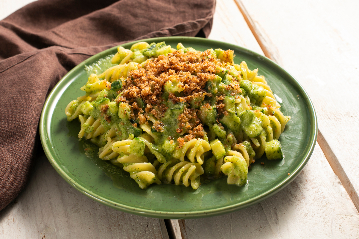 Pasta con crema de calabacín, anchoas y pan rallado