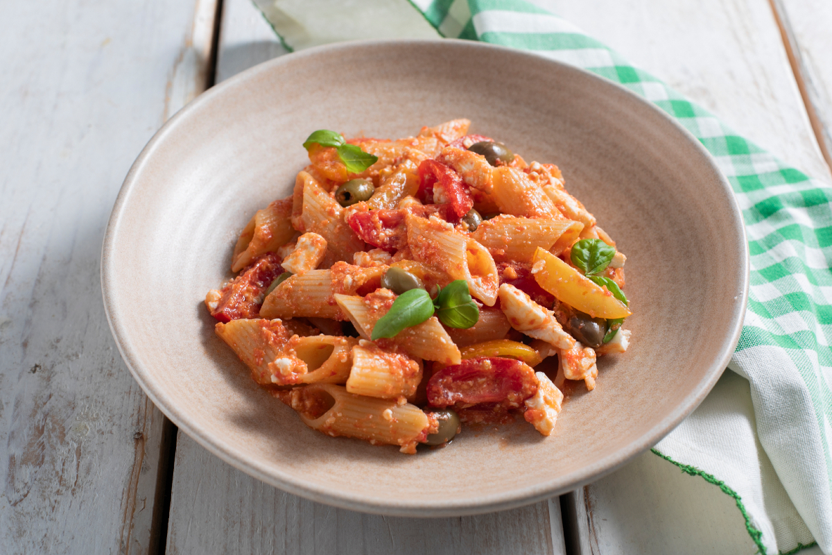 Pasta fría con feta y tomates cherry
