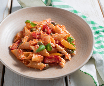 Pasta fría con feta y tomates cherry