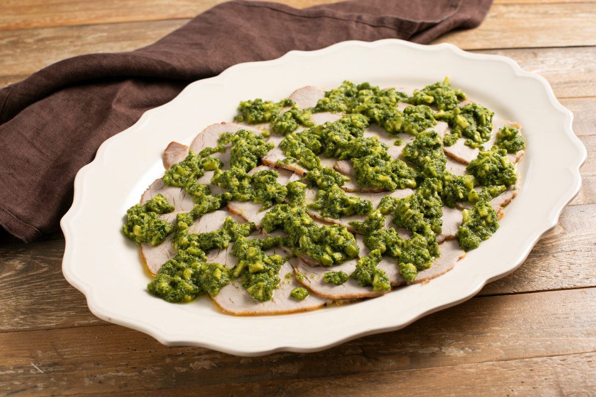 Lomo frío asado con salsa de calabacín