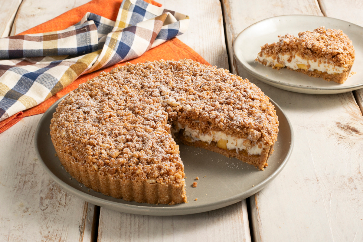 Tarta de migas sin horno con crema de ricotta y melocotones