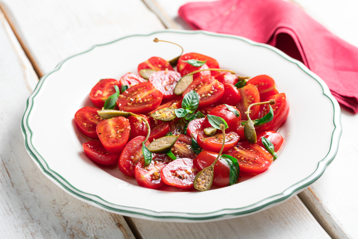 Tomatitos marinados con albahaca