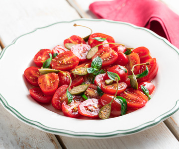 Tomatitos marinados con albahaca
