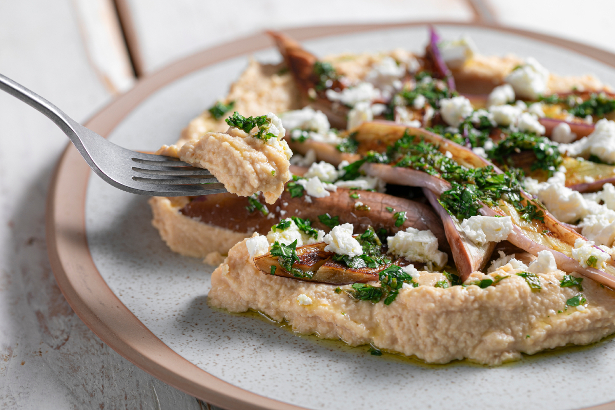 Berenjenas en sartén con hummus y feta