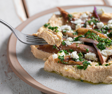 Berenjenas en sartén con hummus y feta