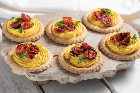 Tartaletas saladas de tomate