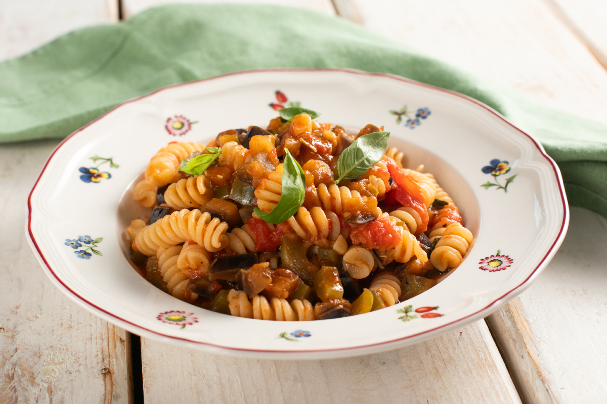 Fusilli con pimientos y berenjenas