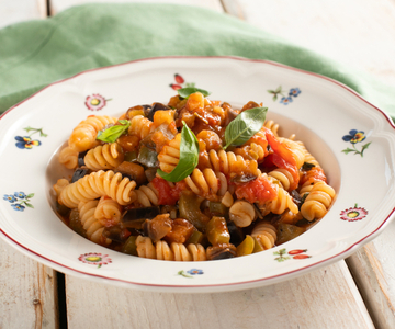 Fusilli con pimientos y berenjenas