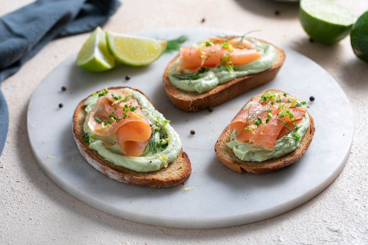 Tostada de salmón y aguacate