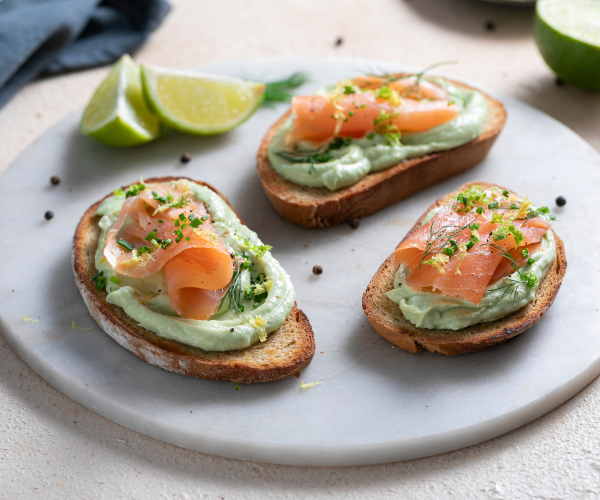 Tostada de salmón y aguacate