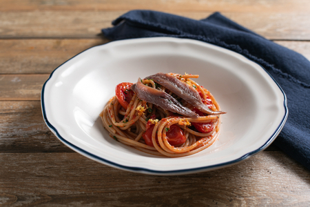 Pasta integral con anchoas, tomates cherry y ralladura de limón