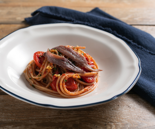 Pasta integral con anchoas, tomates cherry y ralladura de limón
