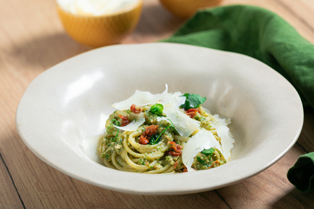Linguine con pesto de lechuga