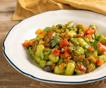 Gnocchetti con pesto de rúcula y verduras de verano