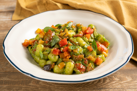Gnocchetti con pesto de rúcula y verduras de verano