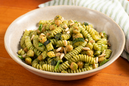 Pasta con garbanzos y calabacín