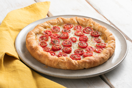 Tarta salada de tomatitos y stracchino