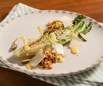 Lechuga a la parrilla con mostaza y queso de cabra