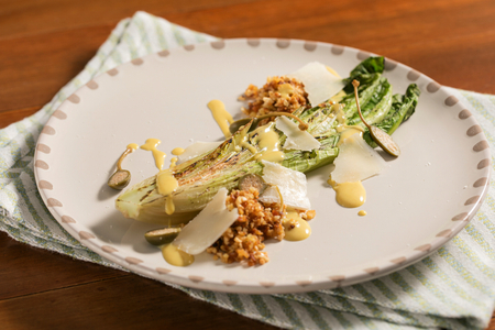 Lechuga a la parrilla con mostaza y queso de cabra