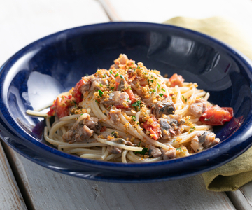 Pasta con sardinas, tomates cherry y pan rallado