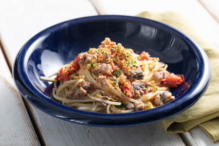 Pasta con sardinas, tomates cherry y pan rallado