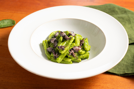 Pasta con chipirones y pesto de espinacas