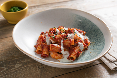 Pasta con nduja, gambones y stracciatella