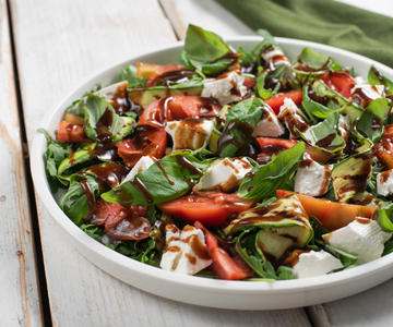 Ensalada de calabacines a la plancha con tomates, rúcula y primosale