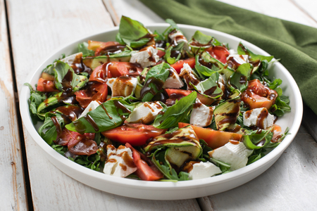 Ensalada de calabacines a la plancha con tomates, rúcula y primosale