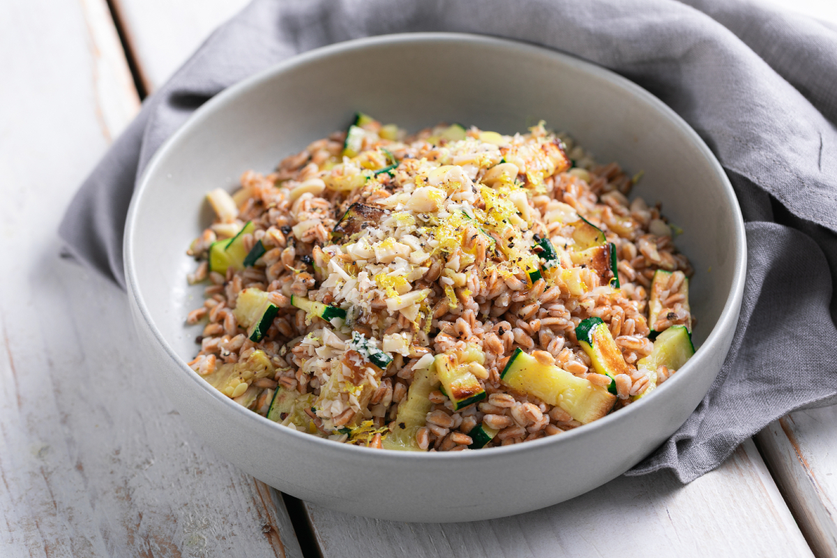 Ensalada de farro con calabacines a la plancha y almendras