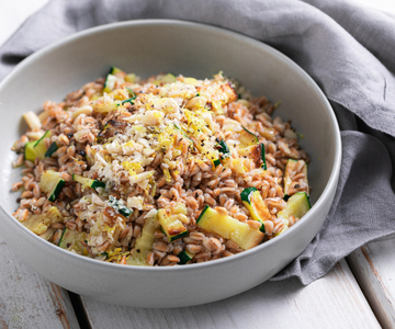 Ensalada de farro con calabacines a la plancha y almendras