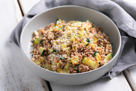 Ensalada de farro con calabacines a la plancha y almendras