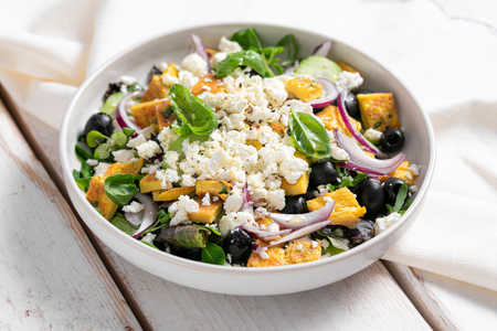 Ensalada griega con tortilla