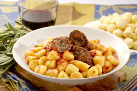 Gnocchi con Useleti (Gnocchi con rollitos de carne)