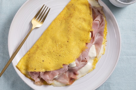 Omelette con queso stracchino y jamón cocido
