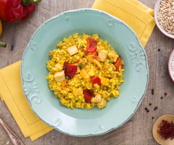 Arroz, cebada y espelta en salsa de pimientos y tofu