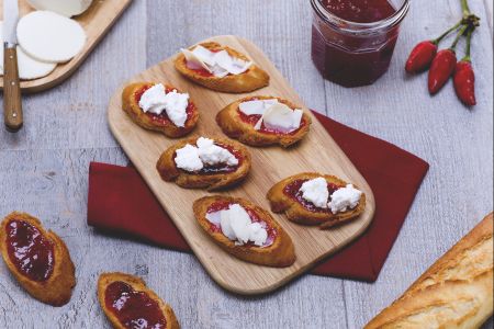 Crostini con ricotta y mermelada de pimientos
