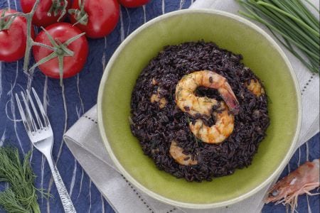 Arroz venere con colas de langostinos