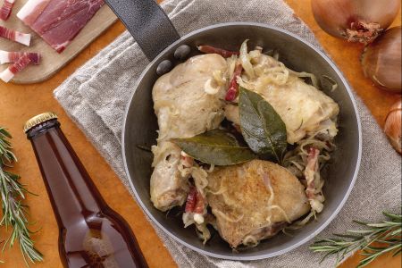 Pollo a la cerveza con cebollas y speck