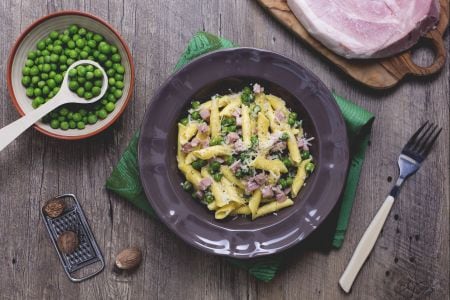 Garganelli con nata, jamón y guisantes