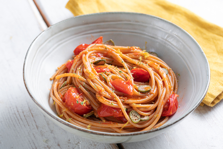 Espaguetis con tomatitos cherry y alcaparrones