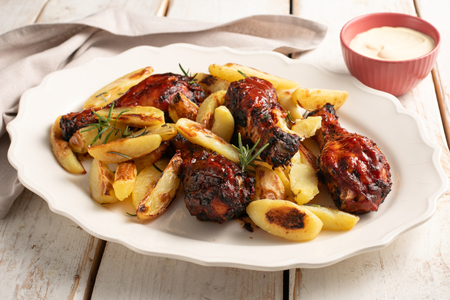 Muslos de pollo en la freidora de aire con salsa barbacoa