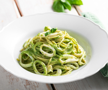 Pasta con pesto y calamares